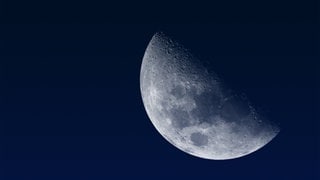 Der Mond am Himmel - von unten von der Sonne angeschienen. 