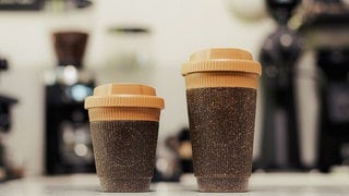 Zwei Kaffeebecher aus altem Kaffeesatz. Wie wird aus dem Abfall beim Recycling das neue Material?